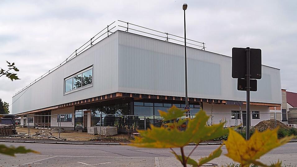 Die Sanierung der Vilstalhalle in Vilsbiburg soll bis zum Beginn des Schuljahres 2026/2027 abgeschlossen sein. Die Sanierung der Vilstalhalle in Vilsbiburg soll bis zum Beginn des Schuljahres 2026/2027 abgeschlossen sein.