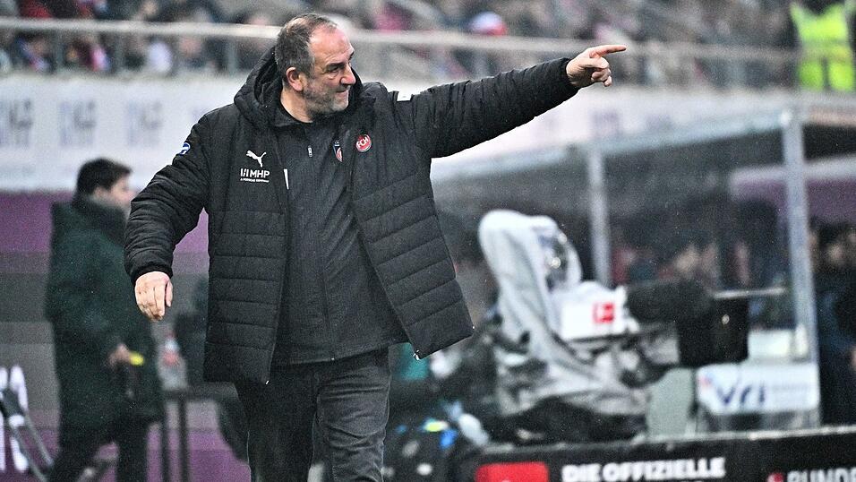 Im Regen trieb Heidenheims Trainer Frank Schmidt seine Elf gegen Freiburg an.