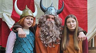 Wicki (Anna Bach) mit Halvar (Philipp Voss) und Ylvi (Eva Christl, von links). Wicki (Anna Bach) mit Halvar (Philipp Voss) und Ylvi (Eva Christl, von links).