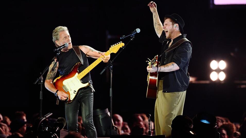 Maffay (l-r) und Oerding spielen gemeinsam auf der Bühne im Hamburger Volksparkstadion. Maffay (l-r) und Oerding spielen gemeinsam auf der Bühne im Hamburger Volksparkstadion.