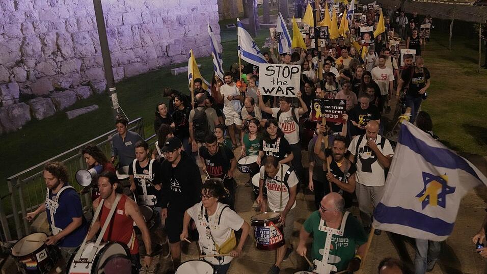 Angehörige der Geiseln werfen der israelischen Regierung vor, die Verschleppten zu opfern.