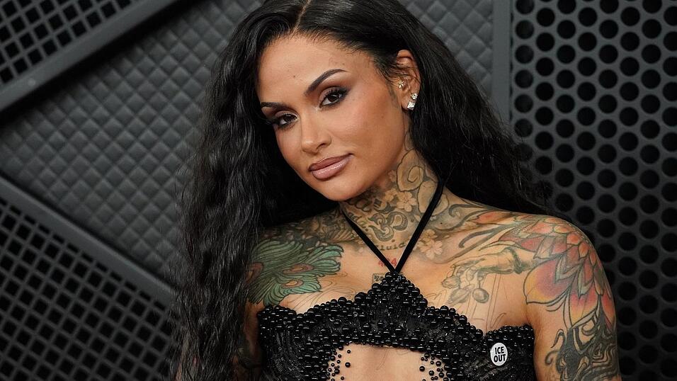 Kehlani kommt bei den 68. Grammy Awards an - mit einem «ICE OUT»-Button. Kehlani kommt bei den 68. Grammy Awards an - mit einem «ICE OUT»-Button.