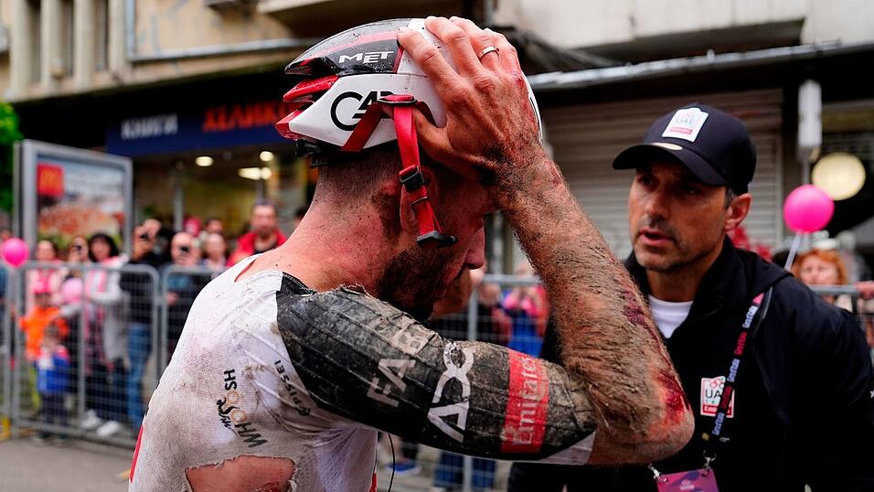 Mitfavorit Adam Yates st&uuml;rzte beim Giro d'Italia schwer.