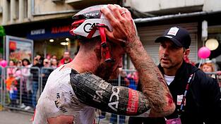 Mitfavorit Adam Yates st&uuml;rzte beim Giro d'Italia schwer.