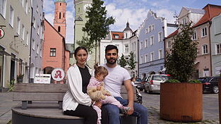 Ammar und Estera Alshaar schlendern mit ihrer Tochter Amira (linkes Bild) gern über den Stadtplatz.