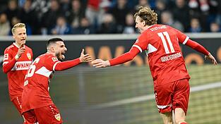 Deniz Undav (l) hat seine Meinung zum Wechseltheater um seinen Teamkollegen Nick Woltemade (r). (Archivbild)
