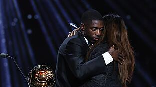 Mutter und Sohn: Ousmane Dembélé denkt nach dem Gewinn des Ballon d'Or an seine Familie.