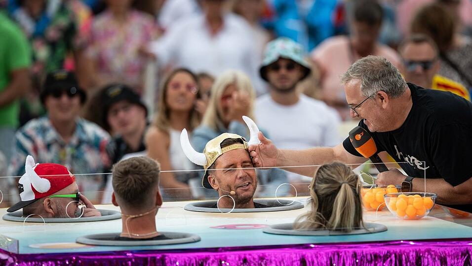Elton tröstet Lorenz Büffel bei einem der «Fernsehgarten»-Gaga-Spiele. Elton tröstet Lorenz Büffel bei einem der «Fernsehgarten»-Gaga-Spiele.