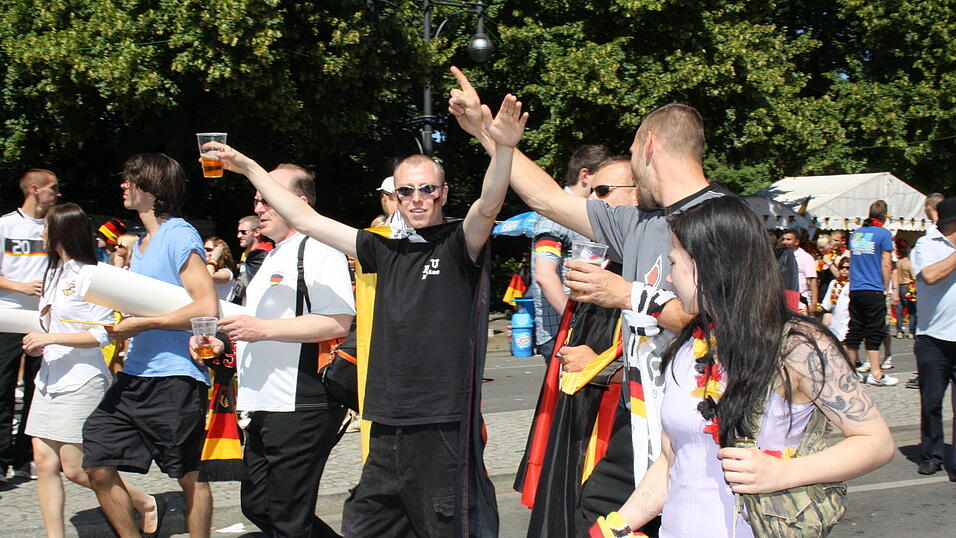 Christian Fertl war am Sonntag auf der Fanmeile in Berlin und erlebte dort das Achtelfinale gegen England auf Gro&szlig;leinwand.