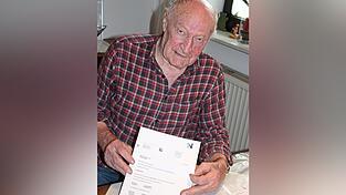 Albert Inhofer mit einem Brief der 1N Telecom, die ihn zun&auml;chst telefonisch kontaktiert hatte. Dabei war er davon ausgegangen, mit einem Mitarbeiter der Deutschen Telekom AG zu sprechen.