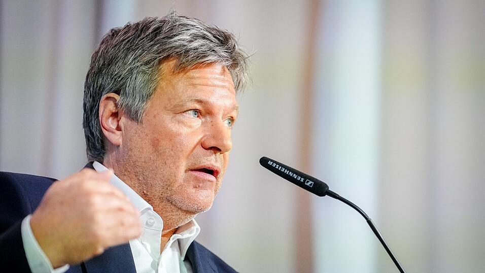 Robert Habeck f&uuml;hlt sich gar an den Ukraine-Krieg erinnert.