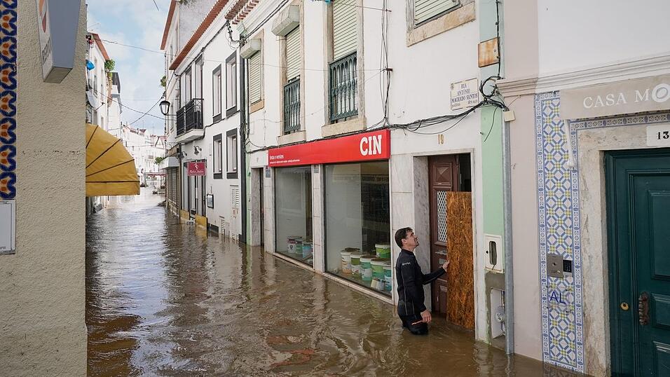 In vielen St&auml;dten Portugals wie hier in Alcacer do Sal stand das Wasser zeitweise fast h&uuml;fthoch in den Stra&szlig;en.