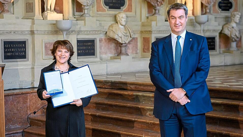 Bayerns Ministerpräsident Dr. Markus Söder verlieh am Montag Doris Hrda ('Nicki') einen Bayerischen Verdienstorden. Bayerns Ministerpräsident Dr. Markus Söder verlieh am Montag Doris Hrda ('Nicki') einen Bayerischen Verdienstorden.