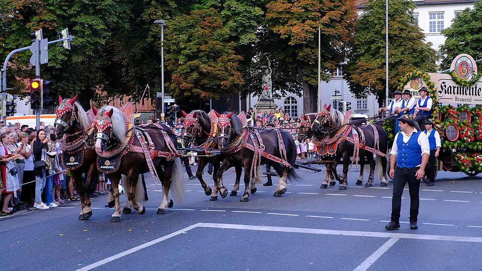 Zahlreiche Musik- und Trachtengruppen zogen nach dreij&auml;hriger Pause am Freitagabend zum Festplatz Am Hagen.