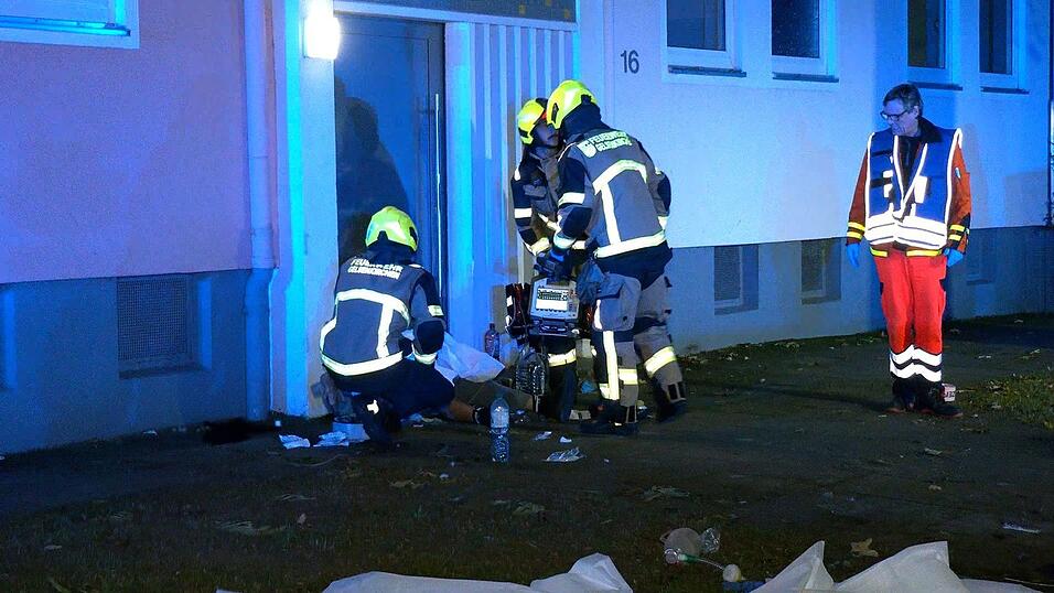 Bei einer heftigen Auseinandersetzung mit bis zu 30 Personen sind in Gelsenkirchen mindestens fünf Menschen schwer verletzt worden – vier von ihnen lebensgefährlich.