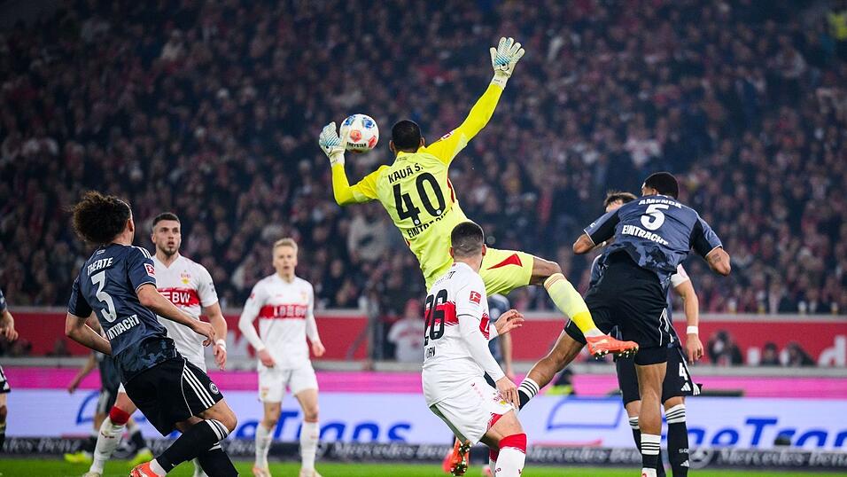 Folgenschwerer Fehler: Frankfurts Torwart Kaua Santos beim 1:1. Folgenschwerer Fehler: Frankfurts Torwart Kaua Santos beim 1:1.