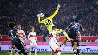 Folgenschwerer Fehler: Frankfurts Torwart Kaua Santos beim 1:1.