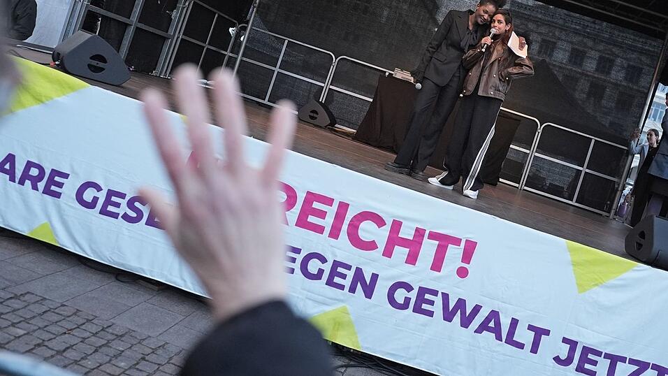 Überraschend nahm die Schauspielerin und Moderatorin Collien Fernandes doch an der Kundgebung auf dem Rathausmarkt in Hamburg teil. (Archivfoto) Überraschend nahm die Schauspielerin und Moderatorin Collien Fernandes doch an der Kundgebung auf dem Rathausmarkt in Hamburg teil. (Archivfoto)