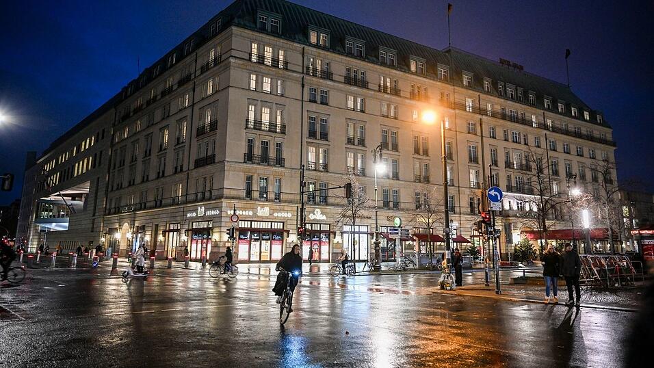 Die Gesellschafter des Adlon-Hotels haben dem Verkauf der Immobilie zugestimmt. (Archivbild) Die Gesellschafter des Adlon-Hotels haben dem Verkauf der Immobilie zugestimmt. (Archivbild)