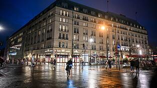 Die Gesellschafter des Adlon-Hotels haben dem Verkauf der Immobilie zugestimmt. (Archivbild) Die Gesellschafter des Adlon-Hotels haben dem Verkauf der Immobilie zugestimmt. (Archivbild)