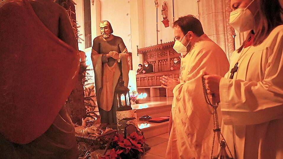 Pfarrer J&uuml;rgen Josef Eckl zelebrierte in Pilsting die Christmette und betonte: 'Mit Weihnachten bricht das g&ouml;ttliche Licht der Hoffnung in unsere Zeit ein.'