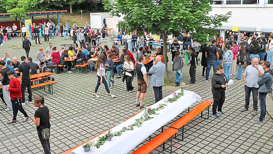 Gefeiert wurde im Schulinnenhof, wo verschiedene St&auml;nde f&uuml;r das leibliche Wohl, eine Tombola und Mitmachaktionen aufgebaut waren.
