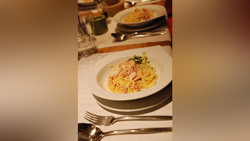 Die Spaghetti Carbonara mit Schinkenstreifen, Sahnesoße und Parmesan.