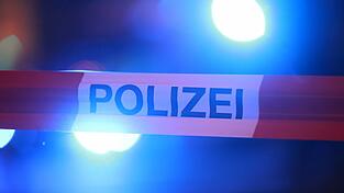 Der Tatort wurde von den Einsatzkräften abgesperrt. (Symbolbild)