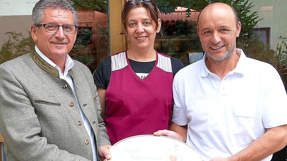 Vor der Eingangst&uuml;r zur eigenen Metzgerei nahmen Annette und Franz Wagner das Emailleschild entgegen.