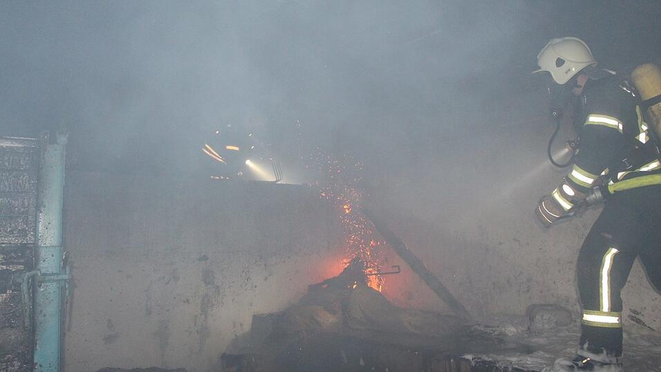 Feuerwehreinsatz in Straubing: Dort ist am Samstagnachmittag eine Scheune in Brand geraten.