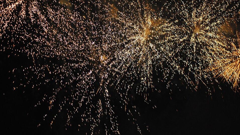 Mit einem bunten Feuerwerk wird die Lampionfahrt 2022 gefeiert.