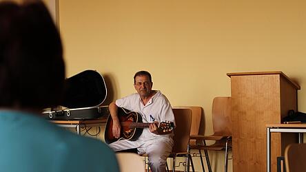 Rockklassiker von The Beatles und Bob Dylan sowie Oldies gehören zum Repertoire von Dr. Urlbauer.