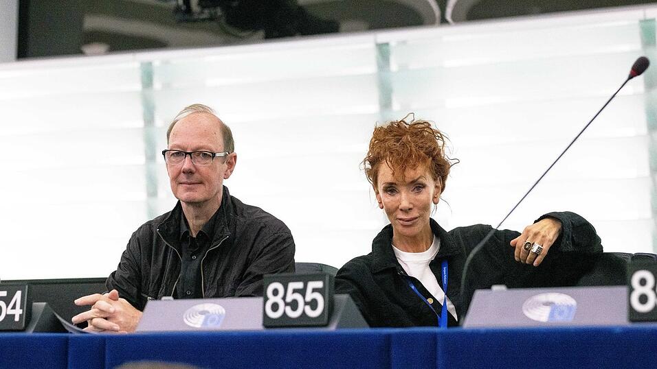 Die beiden EU-Abgeordneten Martin Sonneborn (l) und Sibylle Berg (beide Die Partei) hatten sich schriftlich bei der Parlamentspräsidentin beschwert. (Archivbild) Die beiden EU-Abgeordneten Martin Sonneborn (l) und Sibylle Berg (beide Die Partei) hatten sich schriftlich bei der Parlamentspräsidentin beschwert. (Archivbild)