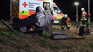 Nach mehrmaligen Überschlägen kam das Auto auf dem Dach zum Liegen. Nach mehrmaligen Überschlägen kam das Auto auf dem Dach zum Liegen.