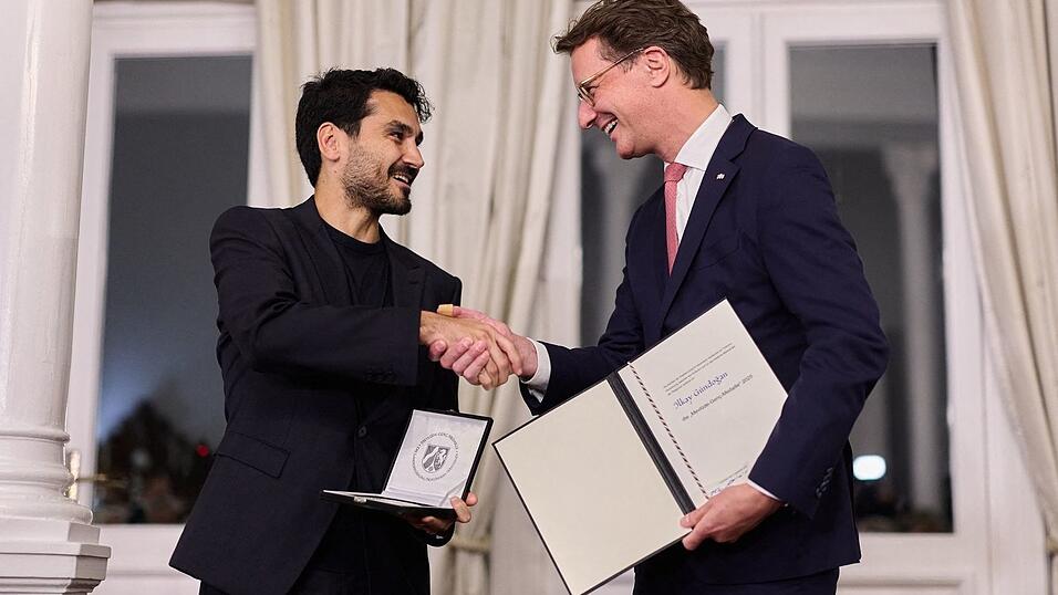 Gündogan sollte den Preis eigentlich schon im vergangenen Jahr bekommen. Jetzt wurde das nachgeholt. Gündogan sollte den Preis eigentlich schon im vergangenen Jahr bekommen. Jetzt wurde das nachgeholt.