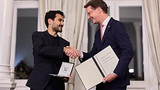 Gündogan sollte den Preis eigentlich schon im vergangenen Jahr bekommen. Jetzt wurde das nachgeholt. Gündogan sollte den Preis eigentlich schon im vergangenen Jahr bekommen. Jetzt wurde das nachgeholt.