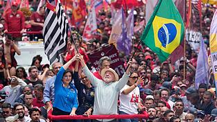 Der Linkspolitiker Lula wurde zum Sieger der Präsidentenwahl erklärt. Der Linkspolitiker Lula wurde zum Sieger der Präsidentenwahl erklärt.