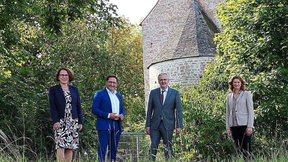 Auf Einladung des Landtagsabgeordneten Tobias Gotthardt (2. von links) kamen der Vizepr&auml;sident des Salzburger Landtags Dr. Sebastian Huber, Landr&auml;tin Tanja Schweiger (rechts) und Regensburgs Oberb&uuml;rgermeisterin Gertrud Maltz-Schwarzfischer zur Kreuzhofkapelle nach Barbing.