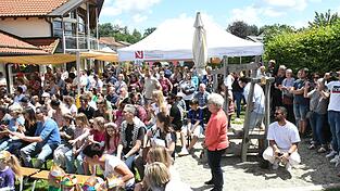 Zahlreiche Besucher waren zum Sommerfest in den Garten des Kindergartens Sankt Martin gekommen. Zahlreiche Besucher waren zum Sommerfest in den Garten des Kindergartens Sankt Martin gekommen.