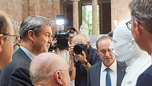 Auge in Auge: Ministerpräsident Markus Söder vor der enthüllten Büste von Max Planck.