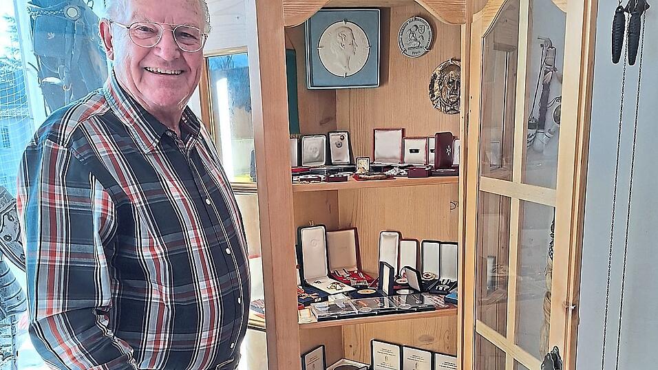 Wolfgang Wagner war das 'Gesicht von NAVIS'. Nun hat sich der 83-Jährige 'aufs Altenteil zurückgezogen', pflegt seine Hobbys, Orden und seine Katze Mogli.