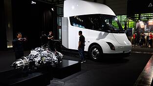 Tesla stellte den Elektro-Sattelschlepper bereits 2017 vor. (Archivbild) Tesla stellte den Elektro-Sattelschlepper bereits 2017 vor. (Archivbild)