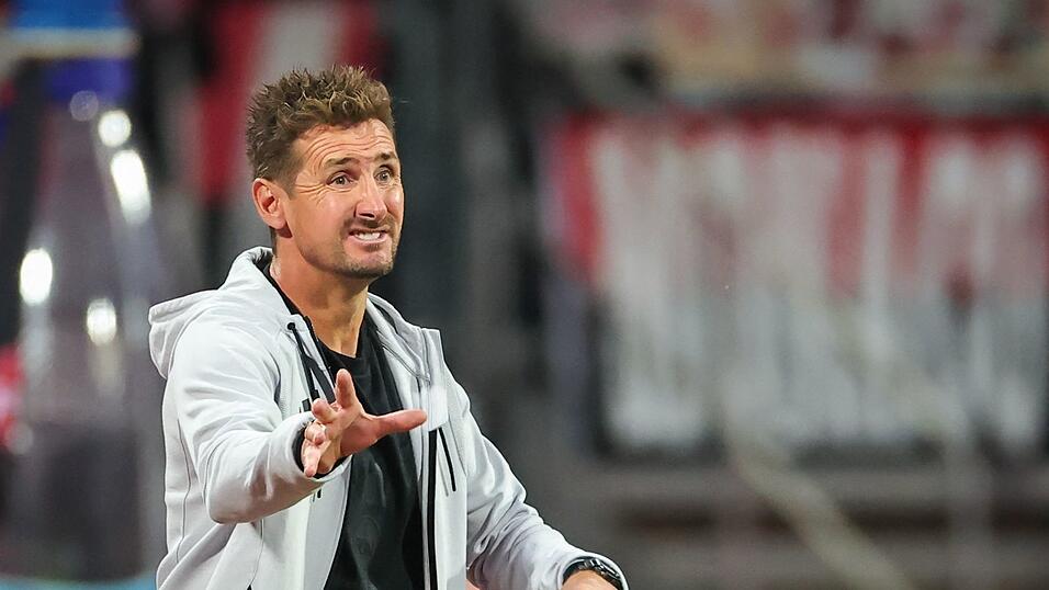 Energisch zur Pause - und danach richtig zufrieden mit der Reaktion seiner Mannschaft: Miroslav Klose. Energisch zur Pause - und danach richtig zufrieden mit der Reaktion seiner Mannschaft: Miroslav Klose.