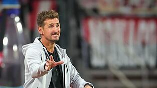 Energisch zur Pause - und danach richtig zufrieden mit der Reaktion seiner Mannschaft: Miroslav Klose.