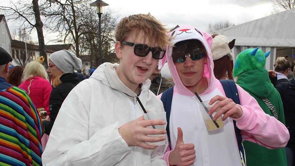 Viele Faschings-Fans haben sich am Samstag den Umzug in Langenbach angesehen. Viele Faschings-Fans haben sich am Samstag den Umzug in Langenbach angesehen.