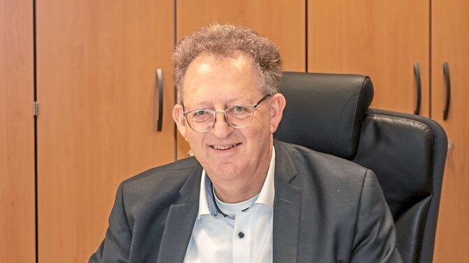 B&uuml;rgermeister Christian Mayer an seinem Schreibtisch im Hengersberger Rathaus.