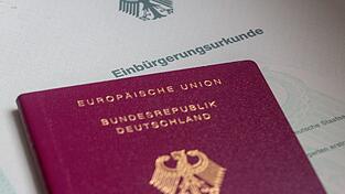 In Deutschland gibt es die Anspruchseinbürgerung und die Ermessenseinbürgerung. (Symbolbild) In Deutschland gibt es die Anspruchseinbürgerung und die Ermessenseinbürgerung. (Symbolbild)
