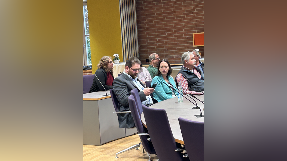Tobias Beck, Freie Wähler, checkt noch entspannt seine Nachrichten.