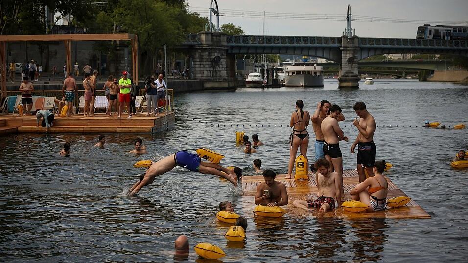 Wegen der regen Nachfrage bleiben zwei der Freibäder in der Seine bis in den September hinein geöffnet. (Archivbild) Wegen der regen Nachfrage bleiben zwei der Freibäder in der Seine bis in den September hinein geöffnet. (Archivbild)