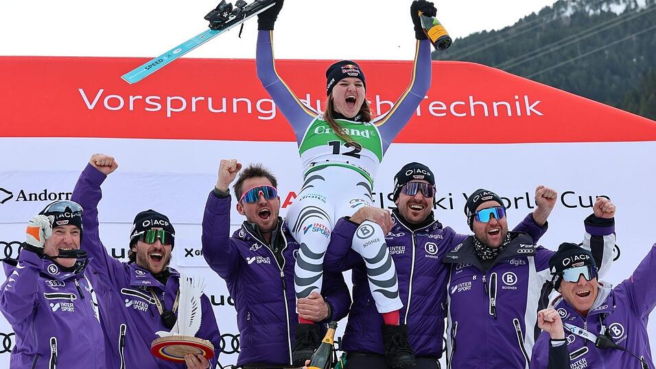 Nach ihrem Triumph wird Emma Aicher geb&uuml;hrend gefeiert.